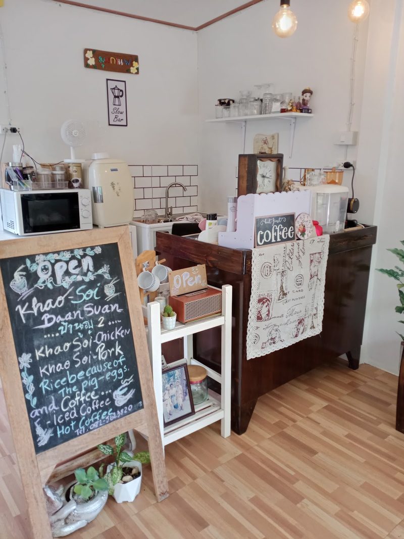 มุมกาแฟของร้านกับกระดานเมนูเขียนชอล์ก