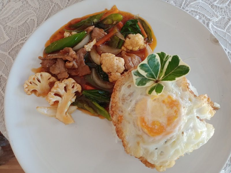 ผัดผักรวมใส่หมู เสิร์ฟพร้อมไข่ดาว