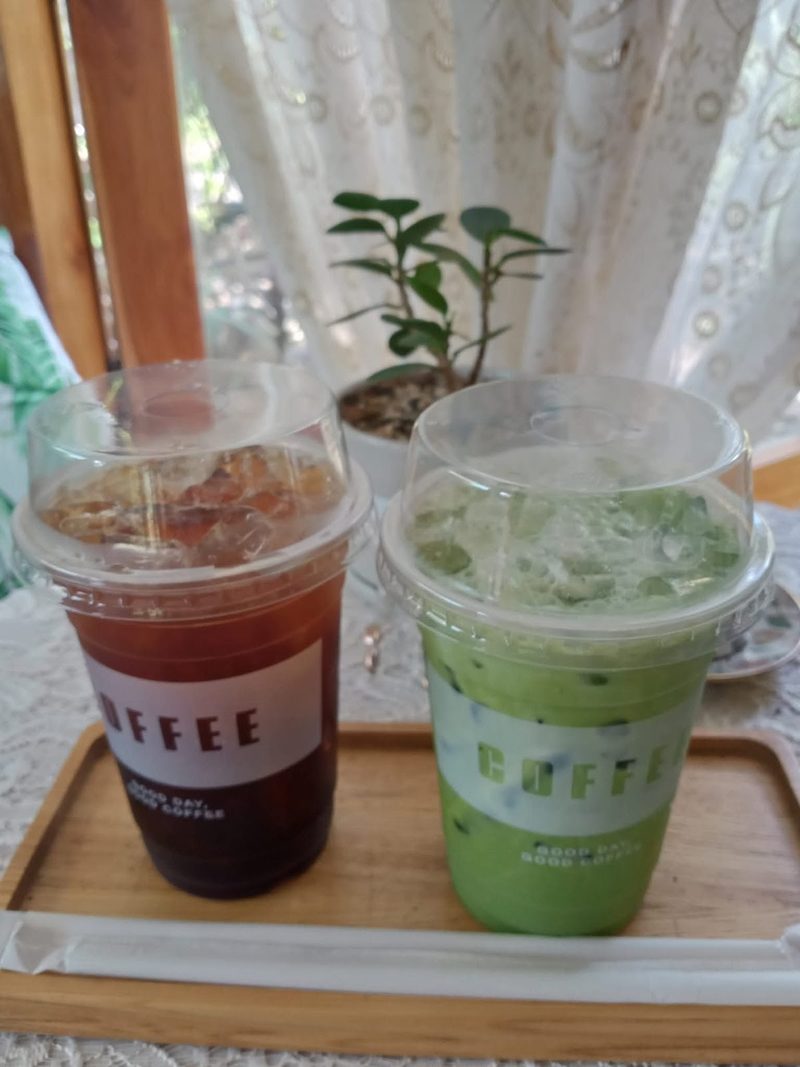 กาแฟเย็นและชาเขียวเย็นบนถาดไม้
