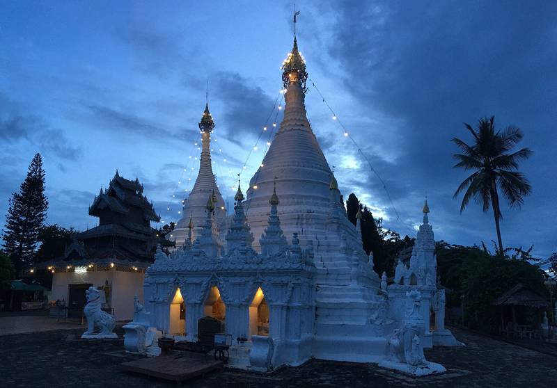 เจดีย์สีขาวของวัดพระธาตุดอยกองมูเปิดไฟยามโพล้เพล้